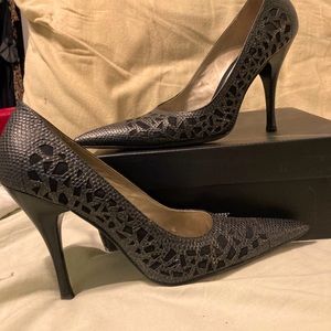 Black Dressy Pump w/ gold sparkle detail. Very pointy 4.5’ thin heel.